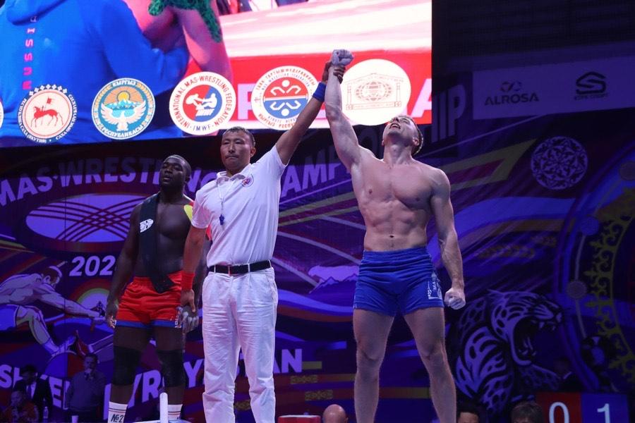 obr: Oliver Kurek. Prvý Slovák, ktorý získal zlato v mužskej kategórii na majstrovstvách sveta v Mas-wrestlingu