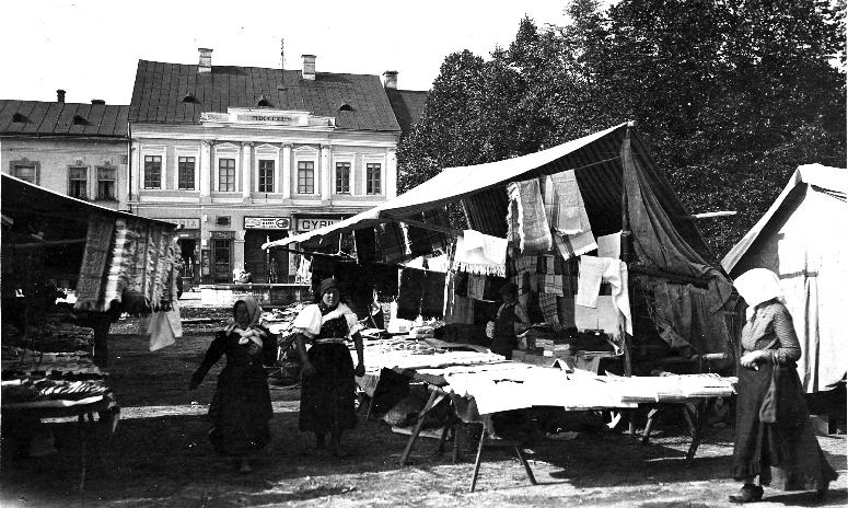 Právo usporadúvať výročné trhy Brezňanom prvýkrát zaručil uhorský kráľ Matej Korvín