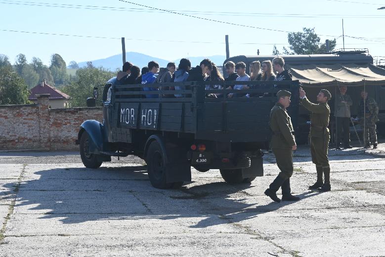 V bývalých kasárňach sa účastníci zážitkového podujatia preniesli do záveru leta roku 1944