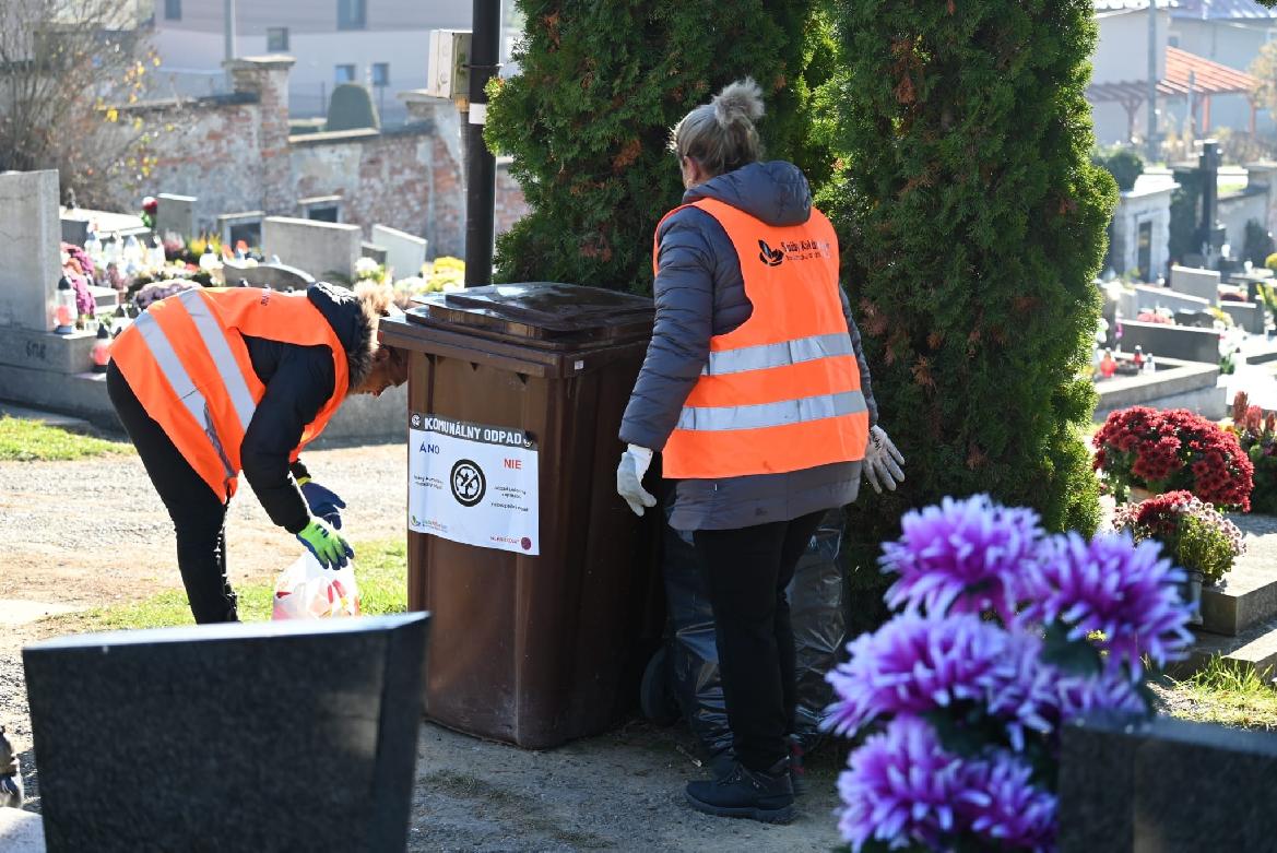 obr: Technické služby po spomienkových dňoch upratali všetky cintoríny